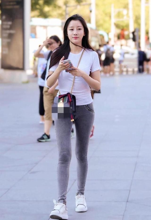 纯白色修身T恤搭配紧身牛仔裤,简单大方又不失优雅,显高又显瘦