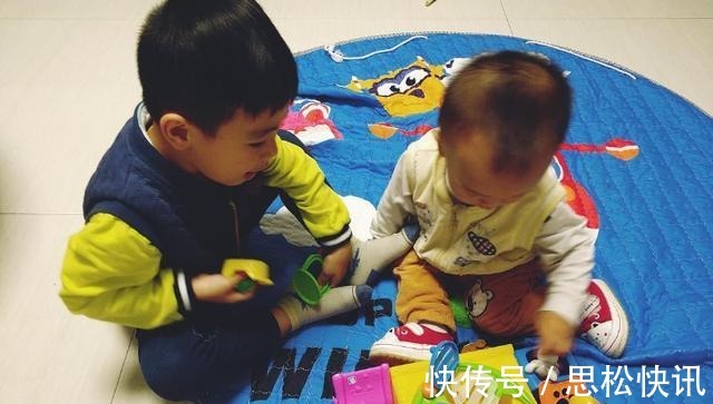 孩子|5岁女儿和爸爸商量卖掉弟弟,好奇询问女儿理由后,宝爸哭笑不得