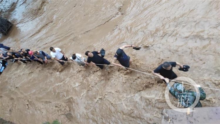 上游新闻|紧急营救！渝北暴雨致20名群众被困桥底 消防搭人墙救援