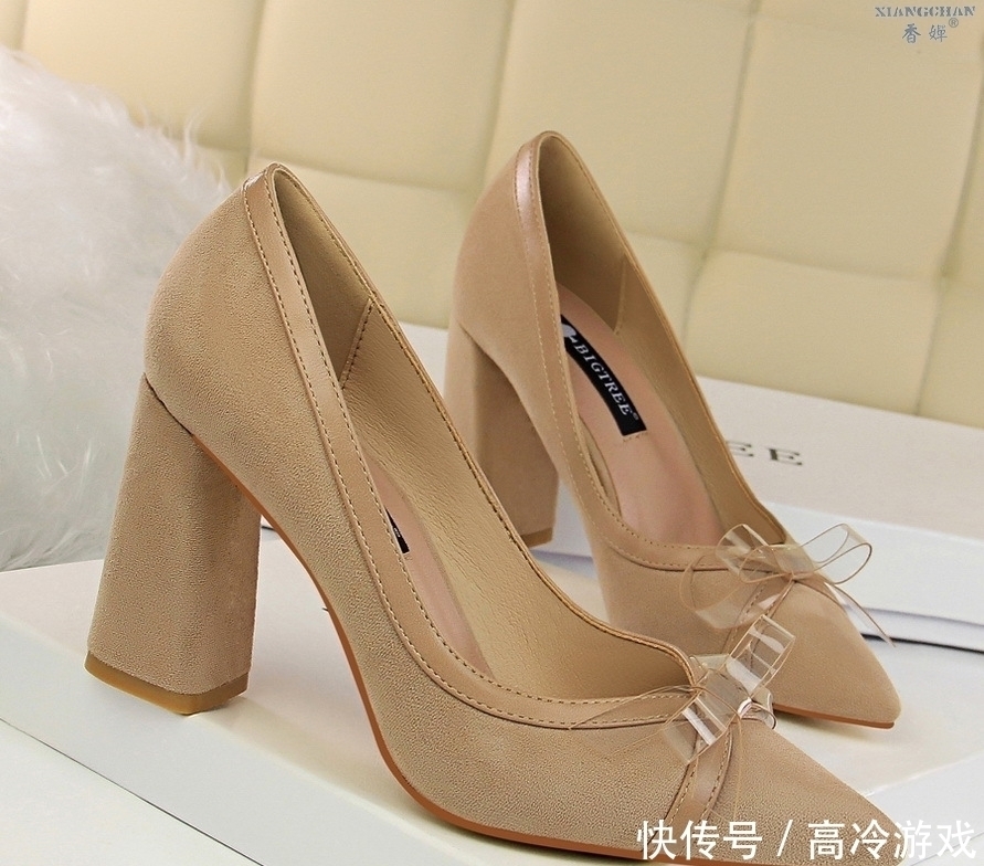 女人身材丰满，就要穿这种高跟鞋，性感妩媚，显高显瘦，贼美