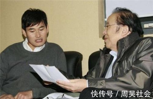 大衣哥$朱之文的“书法”又涨价了，4字卖20万，网友：书法家比不过文盲