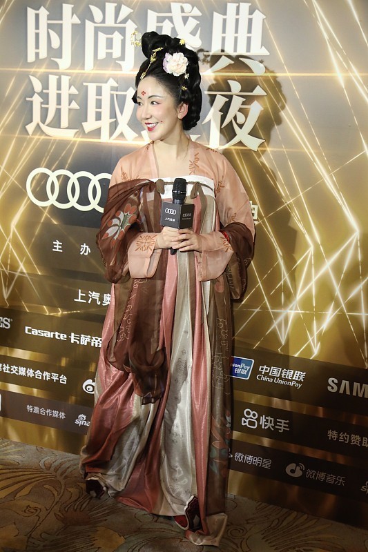 齐胸襦裙@娄艺潇真是“不走寻常路”, 一袭汉服让人领略盛唐之美, 超惊艳