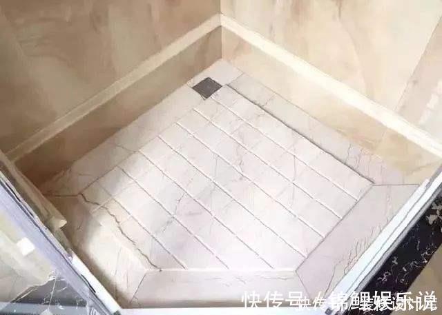 卫生间|卫生间地面不要做斜坡了,有钱人都设计这种代替,下水快又防滑