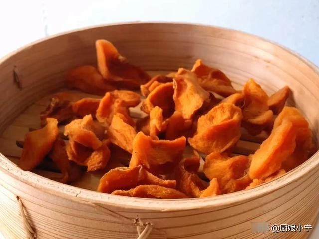 冬天遇到此果别手软,一次买20斤,晒成干酸甜开胃,能吃到过年