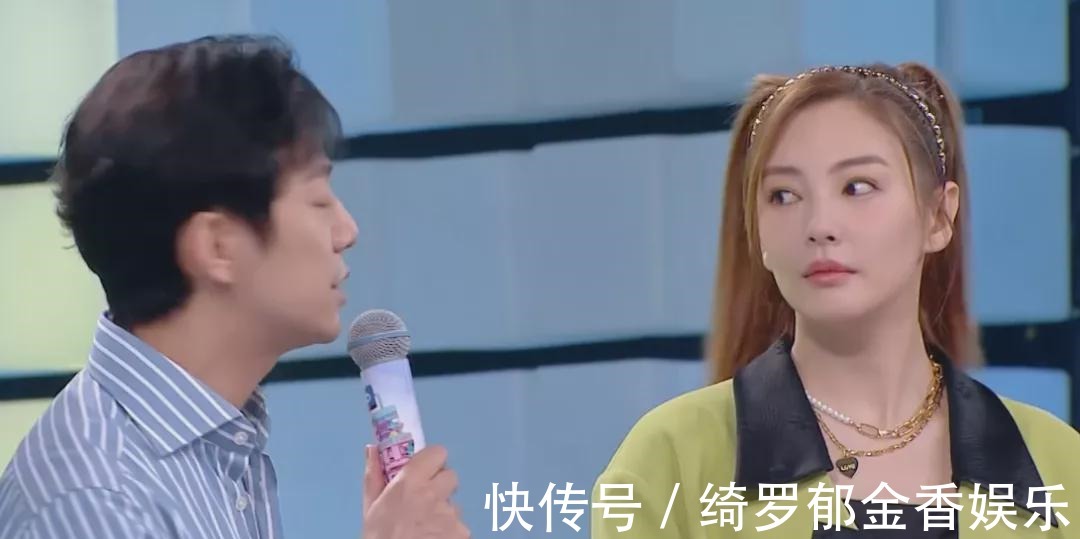 劃水|《快本》張雨綺劃水被抓包,站何炅身邊發(fā)呆,才上四期就學(xué)謝娜!