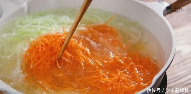 炸萝卜丸子，加面粉还是淀粉大厨都不对，加这2样，酥脆可口！