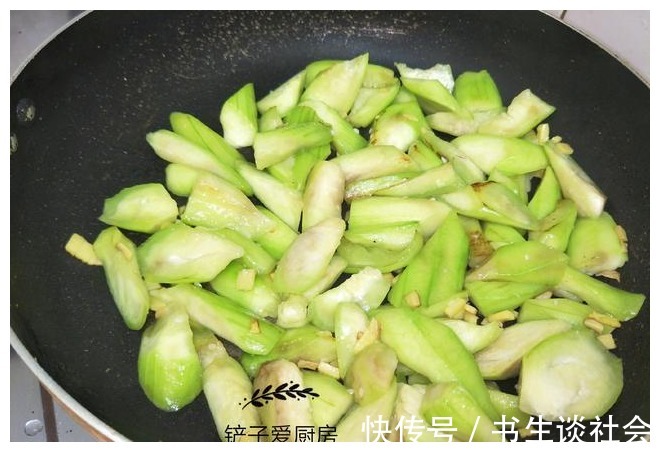 秋天就要多喝汤，丝瓜和这两种食材一起煮，比鸡汤还鲜美