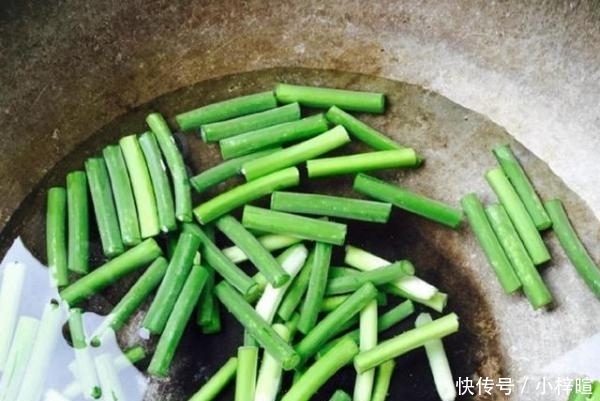 大错特错|炒蒜苔时,直接炒是大错特错的!少了这一步,蒜苔不香,更不入味