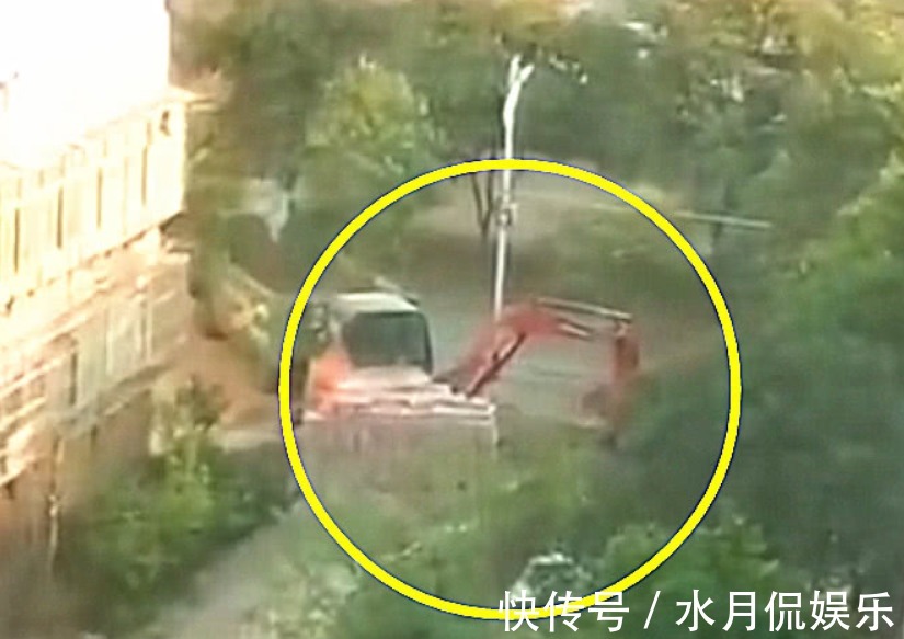 妈妈|小儿子坐阳台一上午了，喊他吃饭都不吃，妈妈走近一看，直接笑喷