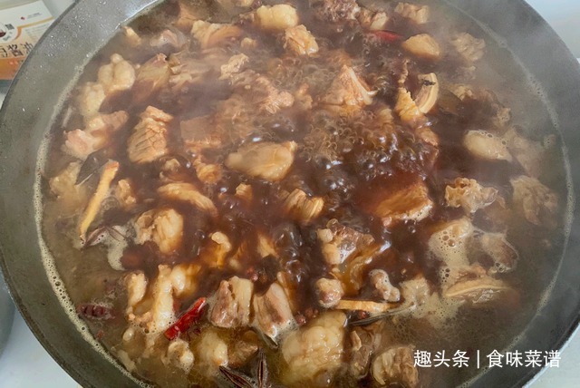 炖牛肉时,只需加入一勺特殊食材,牛肉软烂鲜香没腥味,百试百灵