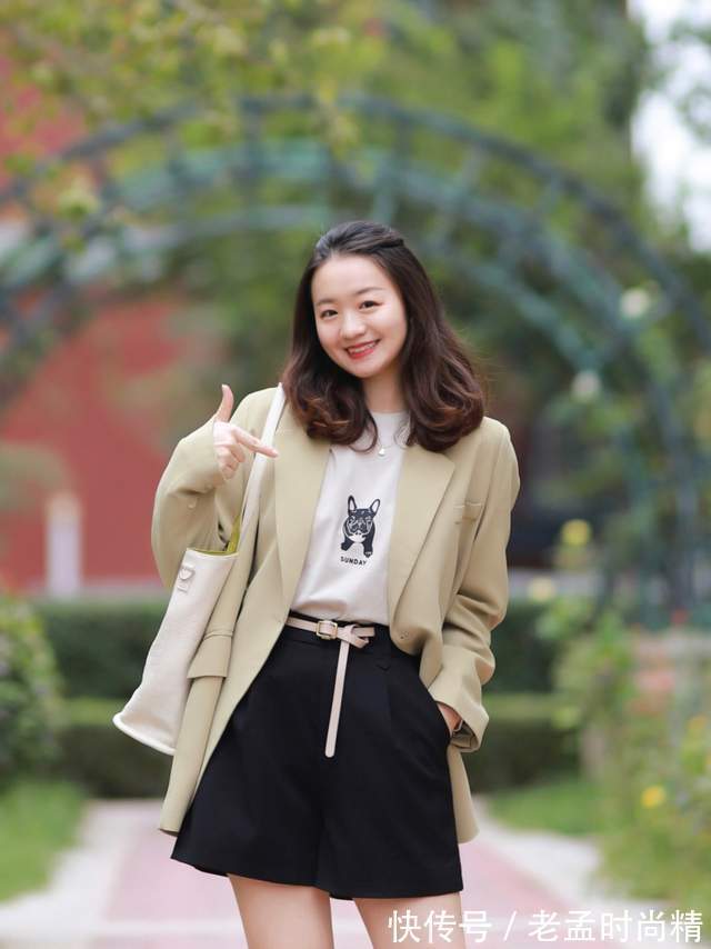 小蛮腰|微胖女生怎么穿才好看？西服外套搭配T恤和黑色短裤，显高又显瘦