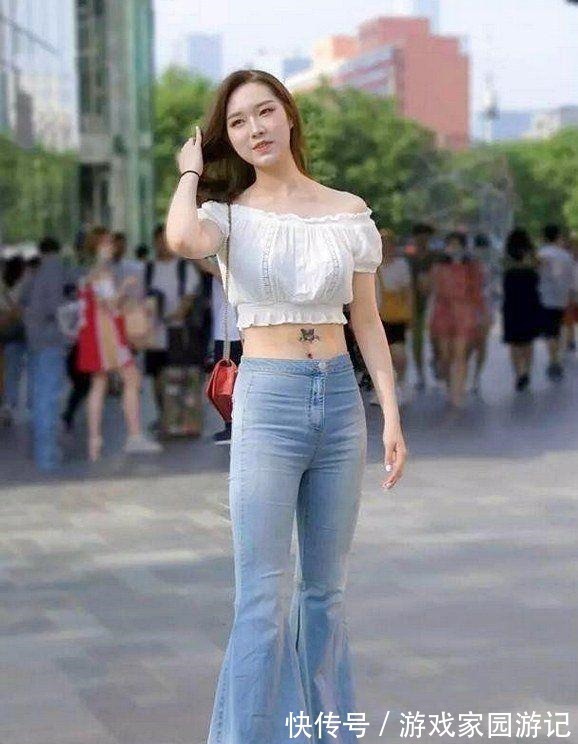美女 美女穿一字肩搭紧身牛仔裤,展现性感时尚魅力!