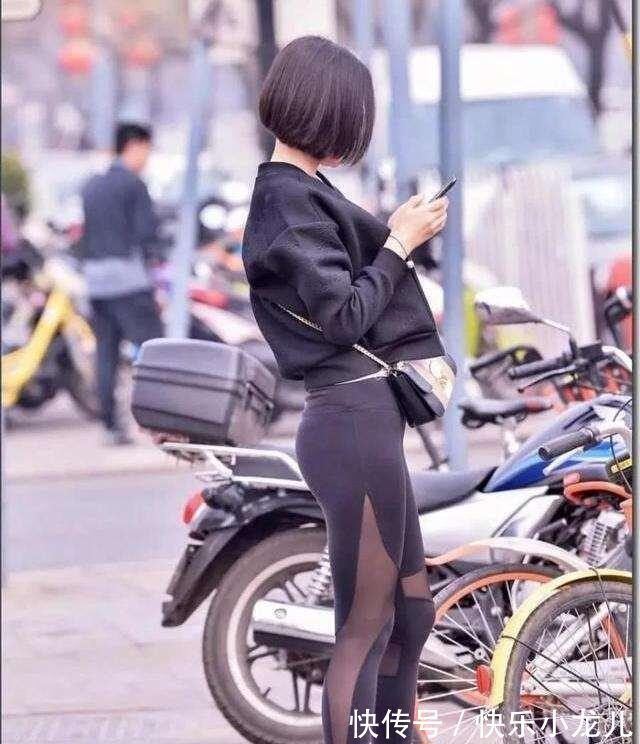 打底裤 短款黑色皮衣搭配同色系紧身打底裤,提升气质,改变气场