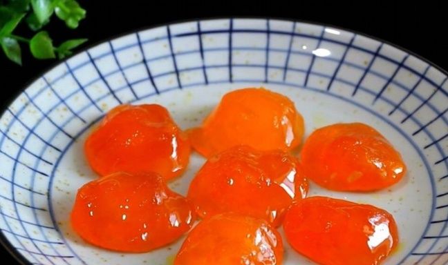 面粉|想吃咸蛋黄不要出去买，教你在家做，香到流油，2天就腌好