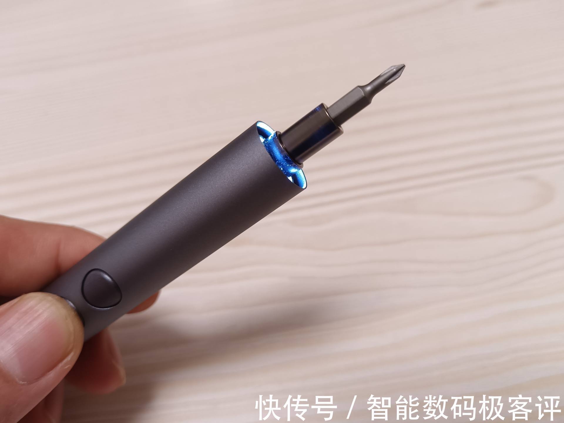 批头|给小姐姐换iPhone电池分分钟-WOWSTICK PLAY 迷你锂电精修螺丝刀