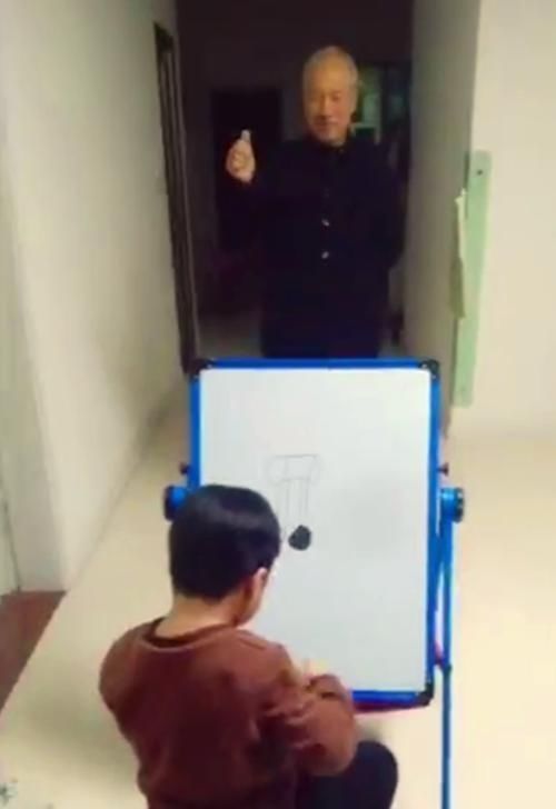 成品|孙子给爷爷画肖像,爷爷摆了半天的造型,看到成品后奶奶笑坏了