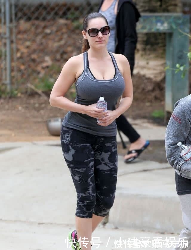 发型|凯莉·布鲁克马尾发型干净利落,徒步锻炼阳光有活力