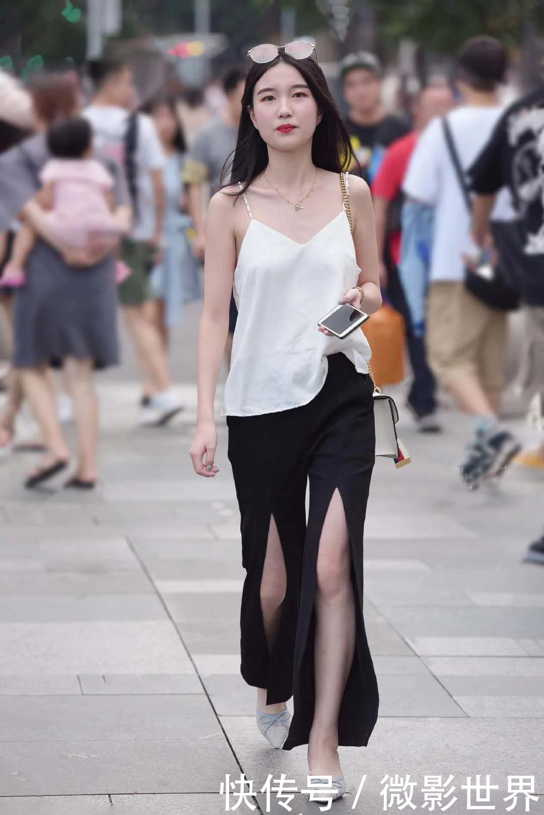 极具设计感的阔腿裤,满足了美女们对裤子出彩的要求