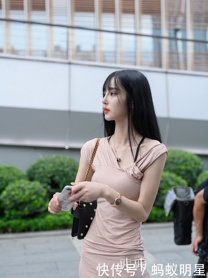 卷发|美女的眼妆很明显,和栗子色的卷发搭配起来很耐看