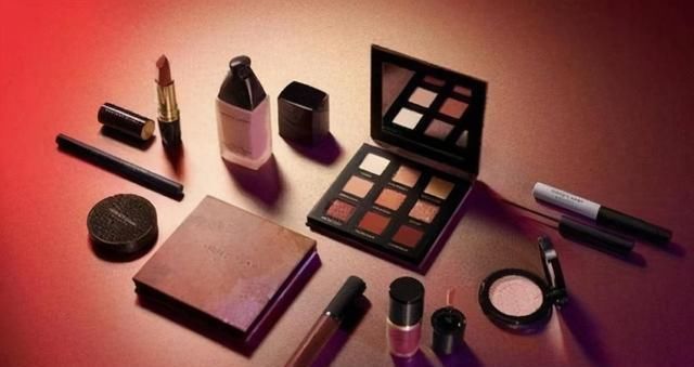 靠“赚女人钱”成行业第一,估值从0到260亿只用4年,00后最爱