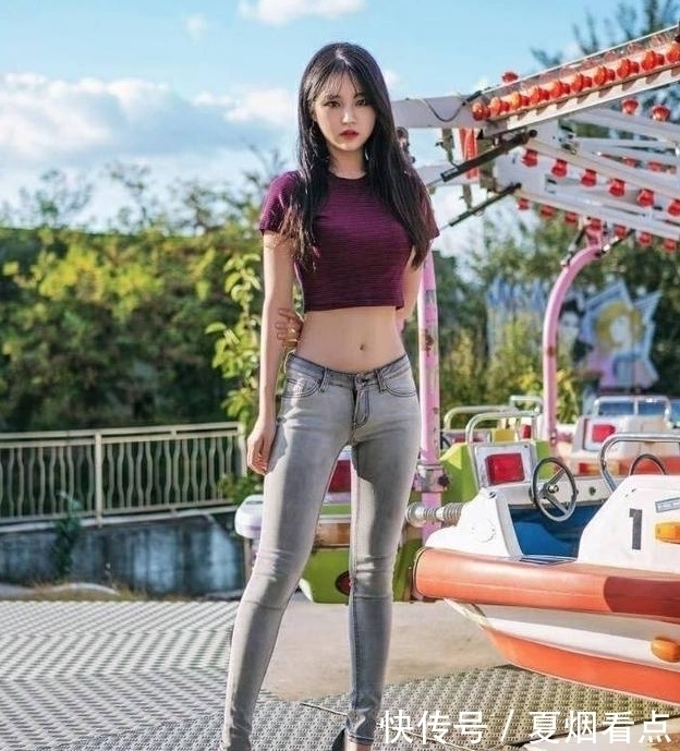 紧身牛仔裤使得腿部线条更加好看,彰显文艺简约感