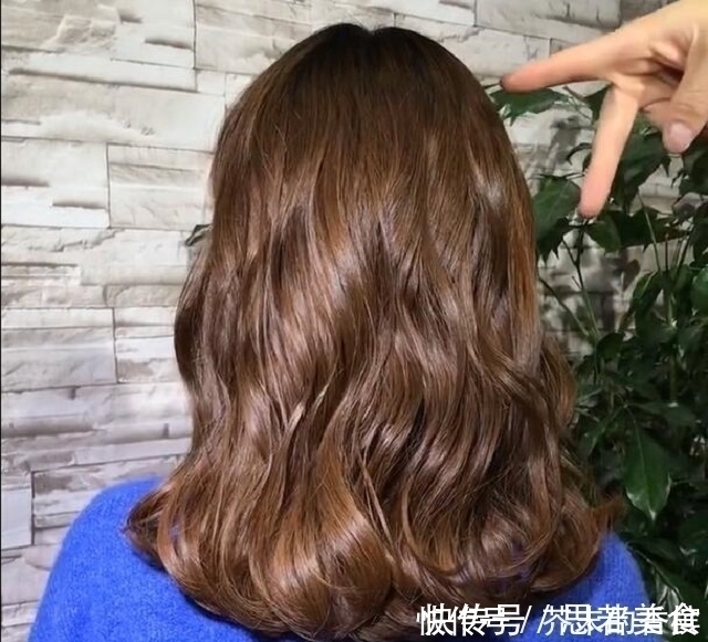 有色彩 一个20年发型师的忠告:头发齐肩烫后迷人,内扣大气!左右都好