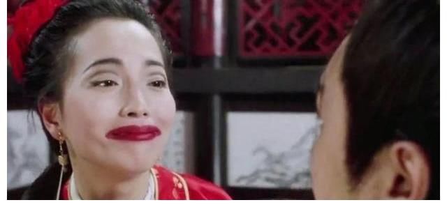 社交平臺(tái)|“石榴姐”現(xiàn)身鄉(xiāng)村務(wù)農(nóng)，墻上滿是煙灰污垢，身價(jià)過(guò)億生活仍節(jié)儉