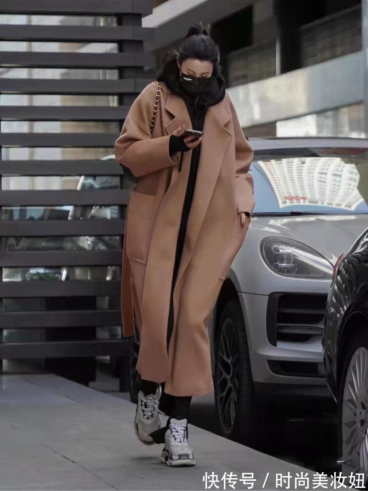 大衣 最近火了一种穿搭,叫“大衣+球鞋”,减龄洋气又显气质