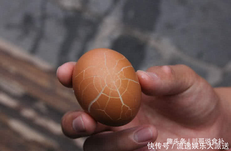 煮鸡蛋,用清水煮就错了,多加一步,蛋壳一剥就掉,蛋黄嫩营养好