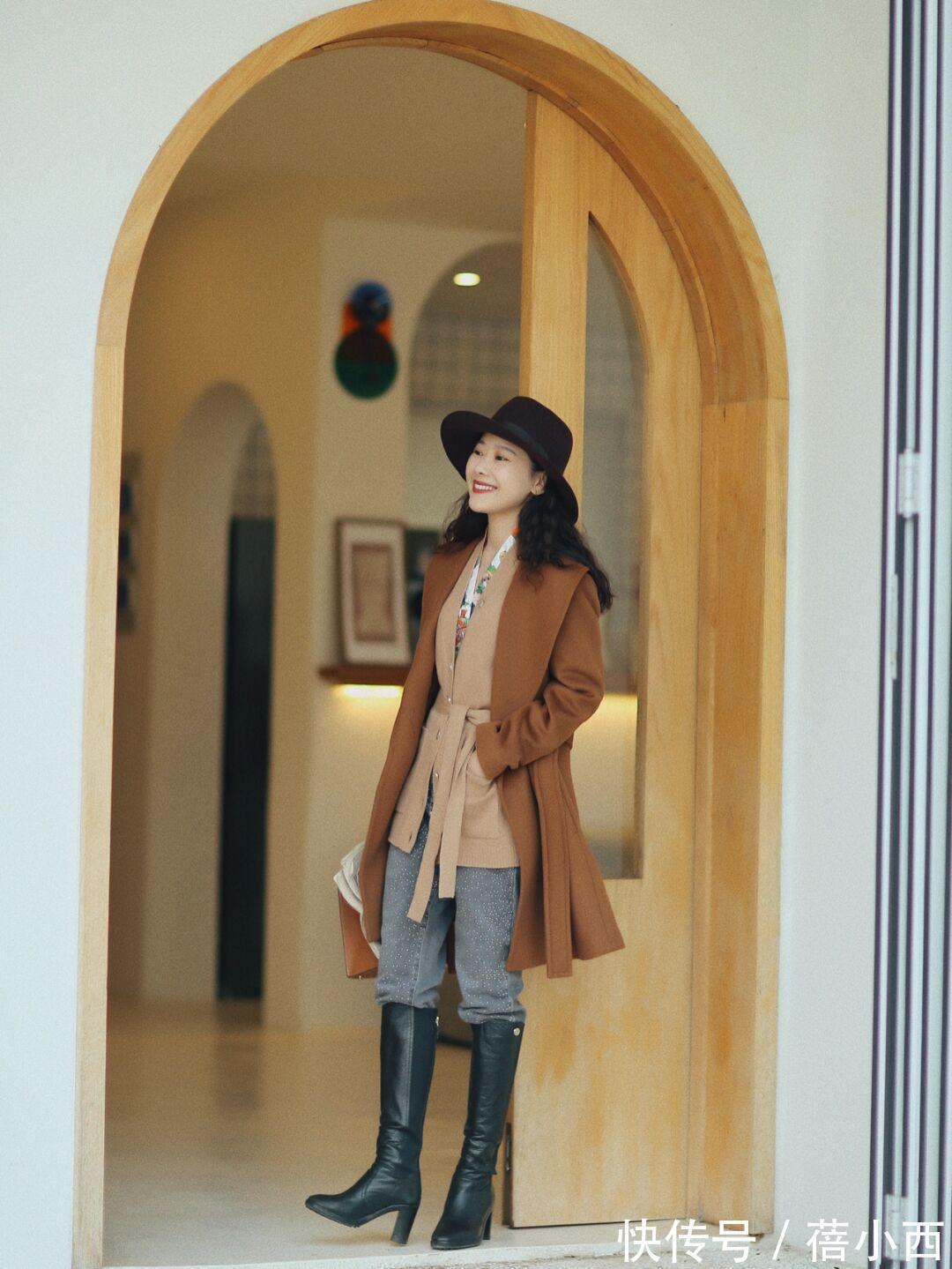 视觉效果|奔三奔四的女人,建议多穿“大地色大衣”,搭配裤子、裙子真高级