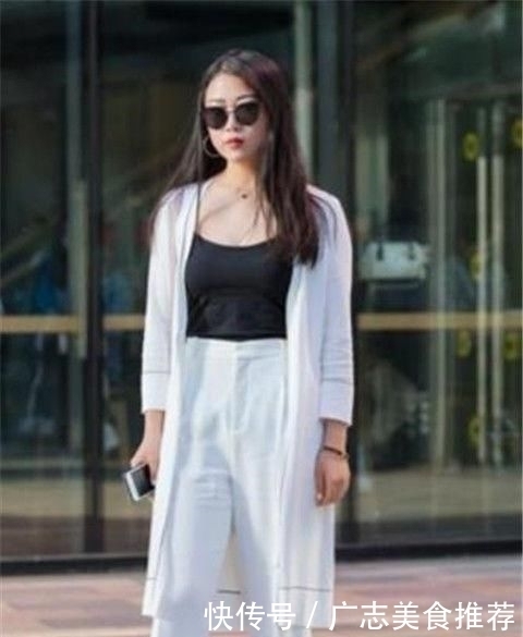 细腰|街拍灰色紧身背心搭配短裤,秀出细腰和长腿,时尚靓丽有活力