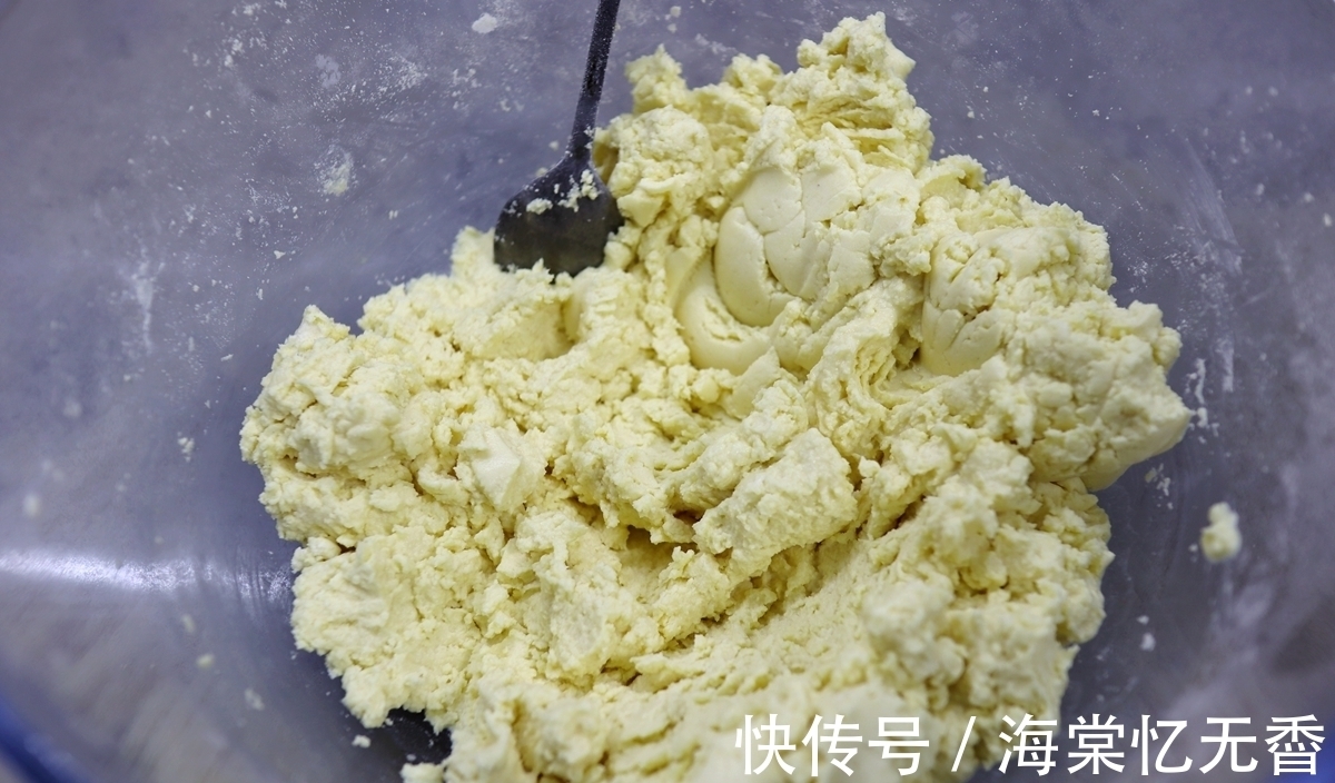 玉米粒|为什么玉米粉比玉米粒更适合钓鱼,看玉米粉饵的制作方法就明白了