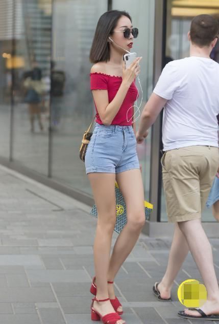 热裤搭配红抹胸，只有高挑的姑娘穿起来才好看