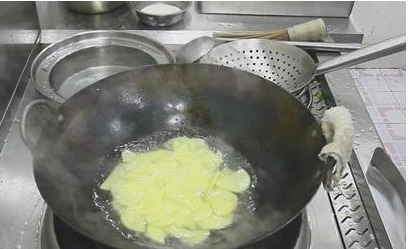 土豆片试试这个做法,肉都不放,炒出来清淡营养,家常实用