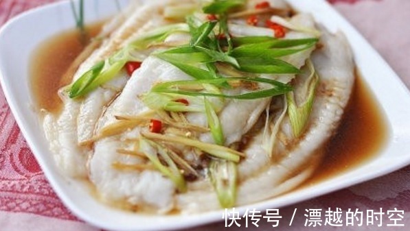 蒸鱼不鲜不嫩有腥味,关键少了“开头一步”,下次别再忽视了!