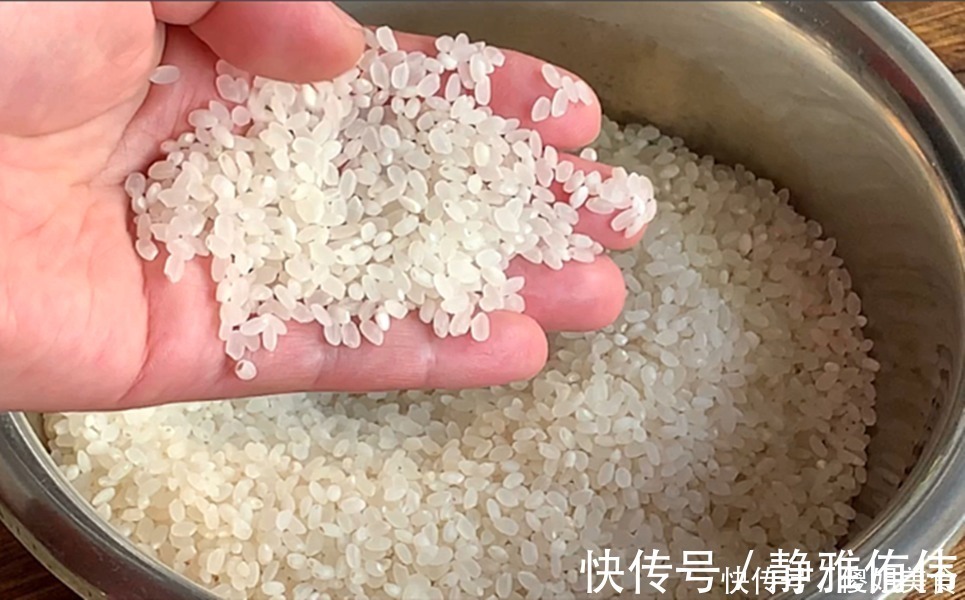 蒸米饭如何颗粒分明味道香?原来淘米一直弄错,难怪米饭不香不软