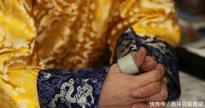 身份|手带价值上亿的乾隆扳指, 专家要求归还, 男子亮出身份让专家噎住