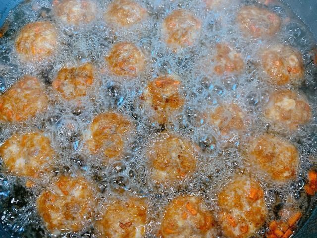 炸丸子有人放面粉，有人放淀粉，都不对，掌握3点，丸子外酥里软