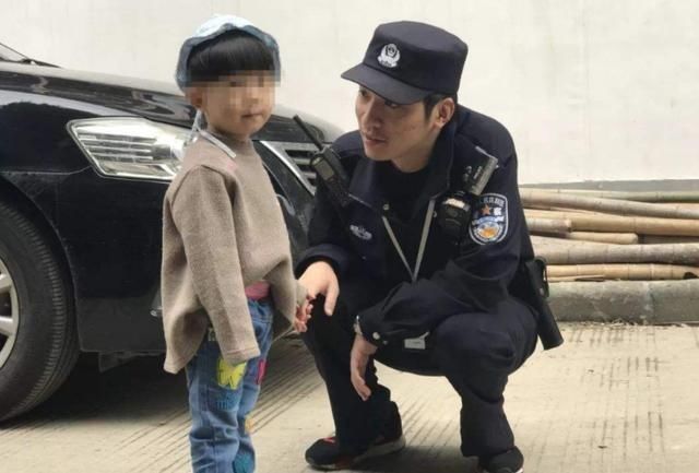 保安|3岁女娃在商场丢,当她说出爸爸名字后,保安笑喷:真的忍不住