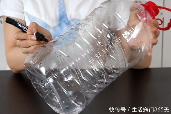 塑料瓶|大号塑料瓶不要扔,切几刀挂在阳台上,解决了家家户户的大烦恼!