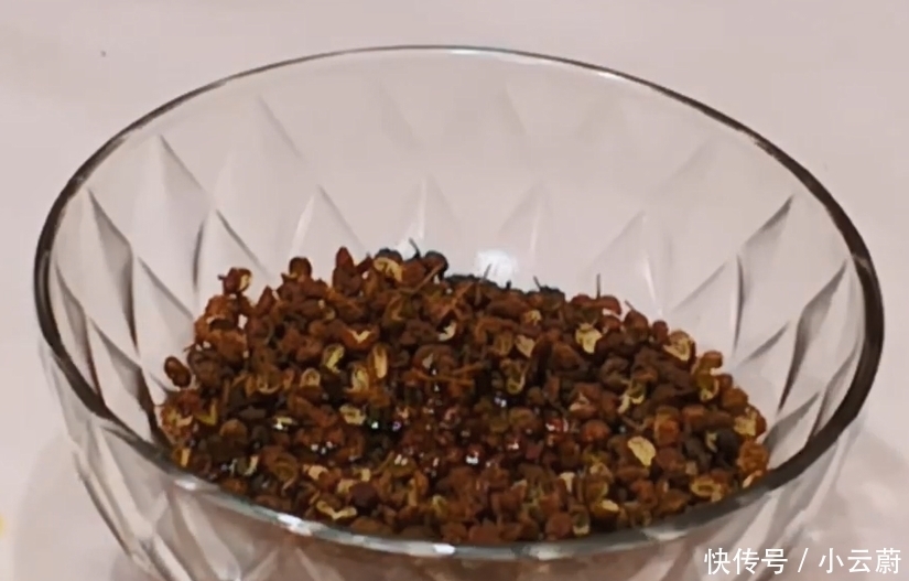 炸花椒油最忌直接入油炸,多加“1步”,花椒油又香又麻,不发苦