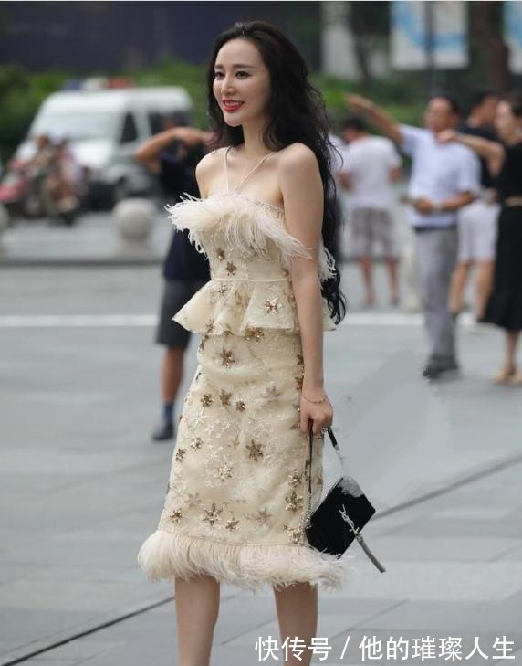裙摆|贵妇这身穿搭优雅贵气,时尚而前卫,缺点在于裙摆!