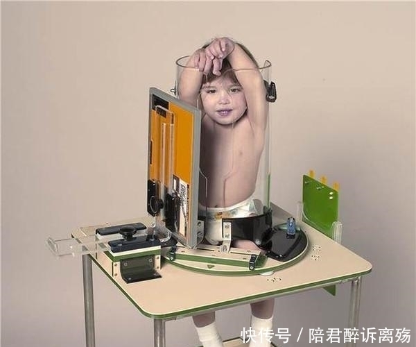 真相|网友看到婴孩被塞进这种“透明玻璃瓶”,有些气愤,得知真相点赞