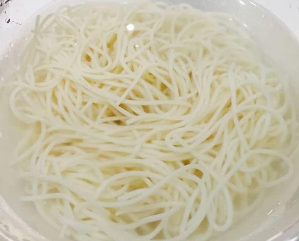  家常炒面时，面条煮熟过凉是错的这才是正确方法，面条根根分明