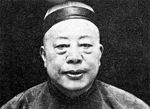 收养|青帮大佬黄金荣,花重金收养一2米5巨人,为何只让他蹲门口吃饭?