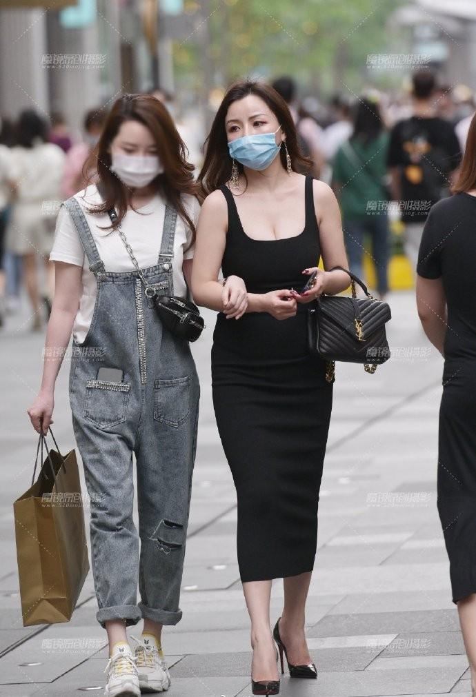 街拍贵妇姐姐太注重“形象”,选的裙子太窄,优雅的都“迈不开”腿了
