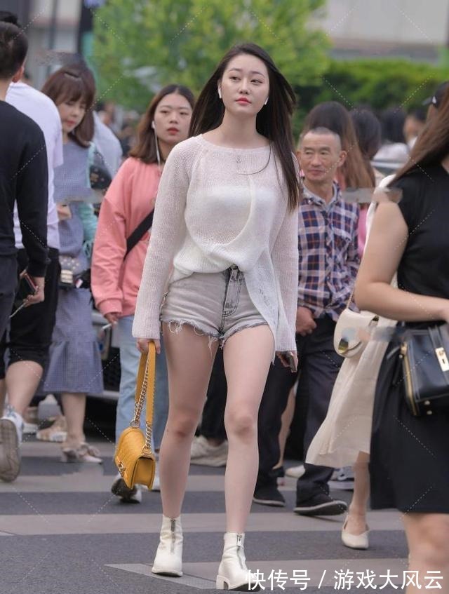 短裤 米色针织上衣,搭配灰色短裤,休闲轻盈,气质出众!