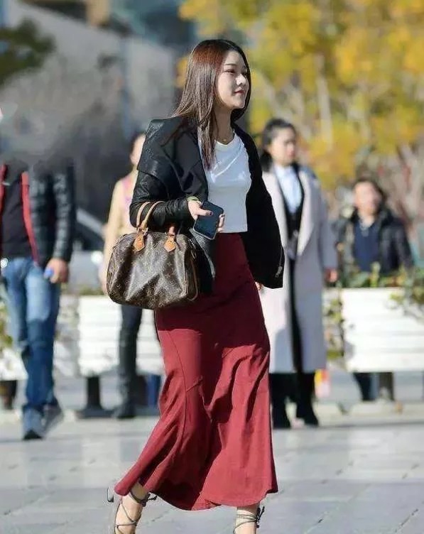 街拍:艳冶柔媚的小美女,白色短袖配卡其色半身裙,时尚气质