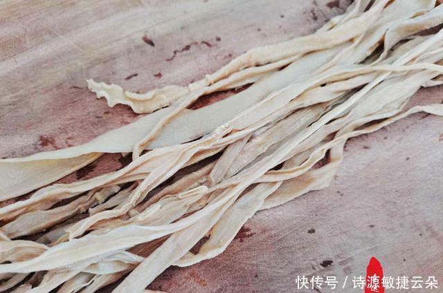 红烧肉|家里烹饪红烧肉时,记得放些干菜一起炖,肉香菜也香