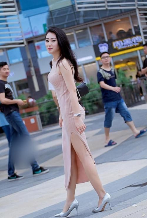 美丽的长裙总是格外的引人注目,走在街上就是一道亮丽的风景